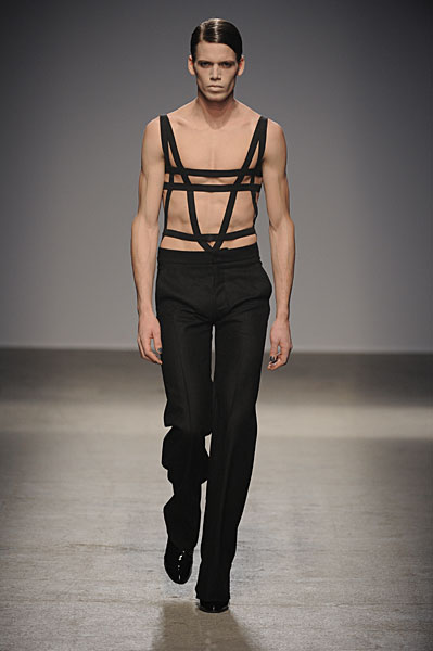 pugh thefashionisto1 Paris Fashion Week | Gareth Pugh Fall/Winter 2010
